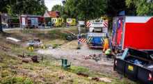 Rettungskräfte sind am Unfallort im Einsatz. In den Niederlanden ist ein Lastzug in ein Nachbarschaftsfest gekracht und hat mehrere Menschen in den Tod gerissen. Foto: ANP/dpa