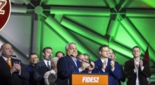 Viktor Orban spricht und applaudiert bei einer Wahlveranstaltung seiner Partei am Abend der Parlamentswahl in Budapest. Foto: epa/Hungarian Pm's General Department Of Communication