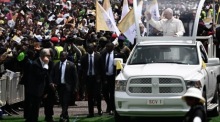 Papst Leo XIV trifft ein, um eine Messe im Japoma-Stadion in Douala während seiner Reise nach Kamerun zu leiten. Foto: epa/Luca Zennaro