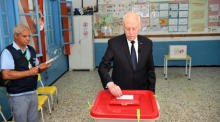 Präsident Kais Saied bei der Stimmabgabe in einem Wahllokal in Tunis. Foto: epa/Pressedienst Der Tunesischen PrÄsidentschaft