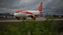 Ein EasyJet-Flugzeug rollt auf dem Flughafen Manchester, während steigende Kerosinpreise die Airline belasten. Foto: EPA/Adam Vaughan