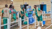 Genesene Ebola-Patienten erhalten nach erfolgreicher Behandlung im Allgemeinen Krankenhaus von Rwampara Entlassungsurkunden von medizinischem Personal. Foto: Dieudonne Dirole/epa/dpa.