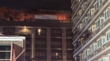Der Dachbereich des JA Plus Hotel wurde durch das Feuer vollständig zerstört. Bild: TMN.TV