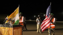 US- und Niger-Flaggen sind während einer Pressekonferenz zum Abzug des US-Militärs in Niamey zu sehen. Archivfoto: epa/Issifou Djibo