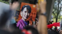 Die Protestierenden halten Bilder der myanmarischen Demokratie-Ikone Aung San Suu Kyi. Foto: epa/Diego Azubel