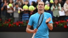 Alexander Zverev jubelt nach seinem Sieg gegen Daniel Altmaier beim Masters-Turnier in Rom über den Einzug in die nächste Runde. Foto: epa/Ettore Ferrari