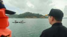 Beamte kontrollieren Jetski-Betreiber vor der Küste Phukets im Rahmen einer inselweiten Überprüfungsaktion gegen illegale Geschäftspraktiken. Bild: Phuket Info Center