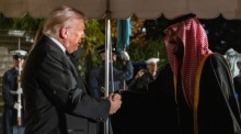 US-Präsident Donald Trump begrüßt den Kronprinzen und Ministerpräsidenten des Königreichs Saudi-Arabien, Mohammed bin Salman. Foto: epa/Anna Rose Layden