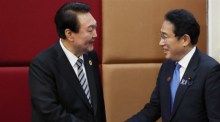 Der südkoreanische Präsident Yoon Suk-yeol (L) und der japanische Premierminister Fumio Kishida posieren für ein Foto. Foto: epa/Yonhap