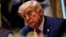 US-Präsident Donald Trump verfolgt im Weißen Haus eine Kabinettssitzung während der Gespräche mit Iran. Foto: EPA/Samuel Corum / Pool