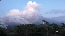 Vulkanisches Material vom Berg Semeru steigt in Lumajang, Ost-Java, in den Himmel. Foto: epa/Bnpb / Handout