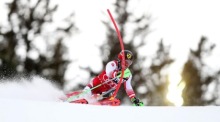 Der österreichische Skirennläufer Marcel Hirscher fährt im ersten Lauf des Slalomrennens der Herren beim FIS Alpinen Skiweltcup in Madonna di Campiglio durch ein Tor. Foto: epa/Andrea Solero