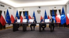 Unterzeichnung der Koalitionsvereinbarung zur Bildung der nächsten polnischen Regierung. Foto: epa/Marcin Obara