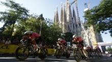 Fahrer des Teams EF Education-EasyPost beim Mannschaftszeitfahren der Tour-de-France-Auftaktetappe vor der Sagrada Família in Barcelona. Foto: epa/Yoan Valat epa-14124009