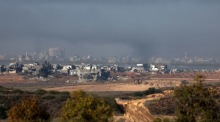 Aufsteigender Rauch nach einer Explosion im nördlichen Teil des Gazastreifens, gesehen von Sderot, Südisrael. Foto: epa/Atef Safadi