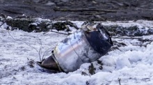 Teile einer mutmaßlich ukrainischen Drohne liegen nach einem Angriff im Hof eines Wohngebäudes in Rostow am Don. Foto: EPA/Stringer
