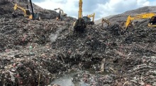 Bagger, die nach einer Mülllawine auf einer Deponie in Bantargebang zur Suche nach Opfern eingesetzt werden. Foto: epa/Basarnas