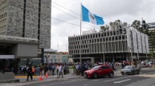 Menschen verlassen nach einem starken Erdbeben Regierungsgebäude in Guatemala-Stadt. Größere Schäden oder Opfer wurden zunächst nicht gemeldet. Foto: Mariano Macz/epa
