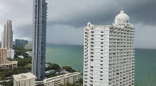 Dunkle Gewitterwolken ziehen über die Küste von Pattaya auf. Das Wetteramt warnt landesweit vor Starkregen und hohem Wellengang. Bild: Jahner