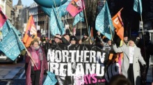 Die streikenden Arbeitnehmer marschieren während eines Streiks im öffentlichen Dienst in Nordirland zum Rathaus von Belfast. Foto: epa/Mark Marlow