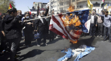 Iranische Demonstranten verbrennen US-amerikanische und der israelischen Fahnen während einer jährlichen Kundgebung zum Al-Quds-Tag (Jerusalem-Tag). Foto: Vahid Salemi/Ap/dpa
