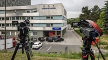 Die Fernsehkameras stehen vor dem F. D. Roosevelt University Hospital, in dem der slowakische Premierminister Robert Fico arbeitet. Foto: epa/Oartin Divisek