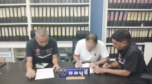 Einwanderungsbeamte befragen den festgenommenen Verdächtigen nach seiner Überstellung zur Dienststelle in Chonburi. Bild: TMN.TV