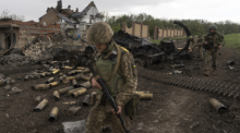 Ukrainische Soldaten patrouillieren in einem kürzlich zurückeroberten Dorf nördlich von Charkiw in der Ostukraine. Foto: Mstyslav Chernov