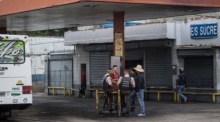 Die Mitglieder der Bolivarischen Nationalgarde bewachen eine Tankstelle in Caracas. Foto: epa/Miguel Gutierrez