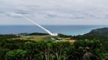 Taiwanische Soldaten beobachten den Abschuss einer Rakete aus einem HIMARS-Raketensystem während einer Militärübung. Foto: epa/Ritchie B. Tongo