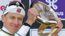 Der slowenische Radprofi Tadej Pogacar steht nach seinem Erfolg bei der Flandern-Rundfahrt in Oudenaarde auf dem Siegerpodium. Foto: EPA/Olivier Matthys
