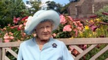 Mit einem Corgy sitzt die britische Königinmutter Elizabeth bei einem privaten Besuch bei Lord Warden auf Schloss Walmer in der Grafschaft Kent. Foto: PA File/dpa
