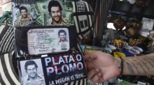 In Medellin bietet ein Mann Produkte mit Bildern an, die auf den kolumbianischen Drogenhändler Pablo Escobar anspielen. Foto: epa/Luis Eduardo Noriega Arboleda
