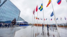 Hissung der Flagge anlässlich des Beitritts Schwedens zur NATO. Foto: epa/Olivier Matthys