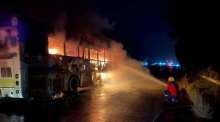 Das Feuer breitete sich innerhalb kurzer Zeit auf den gesamten Reisebus aus. Bild: JS100 Radio