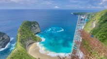 An Balis Kelingking Beach steht ein Baugerüst: Der geplante 180-Meter-Glasaufzug wurde von den Behörden gestoppt. Foto: picture alliance/dpa | Putu Utami