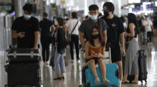 Internationale Flugreisende im Suvarnabhumi International Airport in Bangkok. Foto: epa/Narong Sangnak