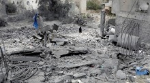 Die Frau begutachtet die Schäden an einem Gebäude nach US-Luftangriffen in Sana'a. Foto: epa/Osamah Yahya