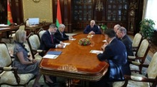 Belarus Präsident Lukaschenko trifft US-Gesandten John Coale in Minsk zu Gesprächen über Gefangenenaustausch und gelockerte Sanktionen. Foto: epa/Belarusian Presidential Press Service Handout