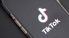 In dieser Fotoillustration ist das TikTok-Logo auf einem Telefon in Los Angeles zu sehen. Foto: epa/Caroline Brehman