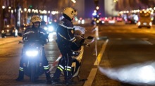 Polizisten sichern die Champs-Élysées nahe dem Arc de Triomphe, nachdem Fanfeiern zum Afrika-Cup-Finale untersagt wurden. Foto: epa/Mohammed Badra
