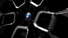 Das Logo von BMW ist auf einem Reifen des BMW iX3 bei dessen Weltpremiere in München zu sehen. Foto: epa/Anna Szilagyi