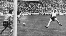 Der deutsche Abwehrspieler Karl-Heinz Schnellinger (r) lenkt im WM-Halbfinale das von Enrico Albertosi (l) gehütete italienische Tor und besorgt so in der 91. Spielminute den 1:1-Ausgleich im Aztekenstadion. Foto: UPI/Upi/dpa