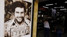 Souvenirs mit dem Bild von Drogenboss Pablo Escobar werden in Medellín verkauft, während das Parlament über ein Verbot berät. Foto: epa/Luis Eduardo Noriega A