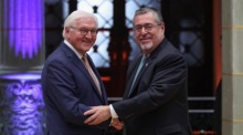 Guatemalas Präsident Bernardo Arevalo begrüßt Bundespräsident Steinmeier im Nationalpalast in Guatemala-Stadt bei Gesprächen über Zusammenarbeit. Foto: epa/Mariano Macz