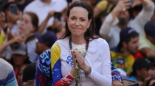 Oppositionsführerin María Corina Machado führt eine Demonstration gegen Maduro an und wird später mit dem Friedensnobelpreis geehrt. Foto: Jesus Vargas/dpa