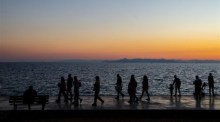 Spaziergänger genießen einen Nachmittagsspaziergang am Flisvos Yachthafen in Paleo Faliro Athen. Foto: epa/George Vitsaras