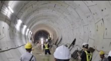 Mitarbeiter und Ingenieure inspizieren den betroffenen Tunnelabschnitt der südlichen Purple Line nach dem Wassereintritt. Bild: JS100 Radio