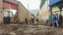 Das vom afghanischen Katastrophenschutz zur Verfügung gestellte Foto zeigt eine nach Sturzfluten mit Schlamm überspülte Straße. Foto: NDMA/dpa