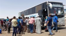 Aus dem Sudan fliehende Passagiere kommen am Busbahnhof Wadi Karkar in Assuan an. Foto: epa/Str